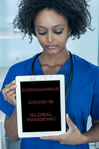 黑人非裔美国人女医生在医院拿着平板电脑感染冠状病毒COVID—19疫情文本