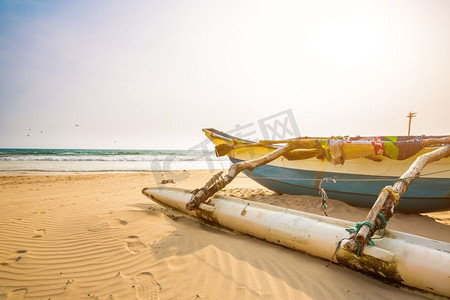 印度洋摄影照片_在锡兰的渔船和沙滩。斯里兰卡沙滩，印度洋