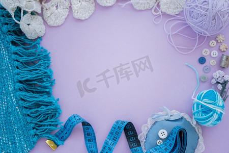 编织的纺织羊毛球按钮测量带紫色背景与复制空间写作文本