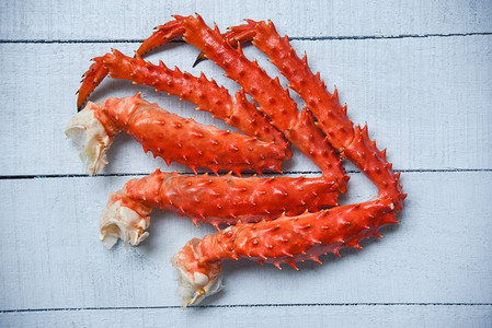 北海道美食摄影照片_蟹腿在木背景/阿拉斯加国王蟹北海道海鲜