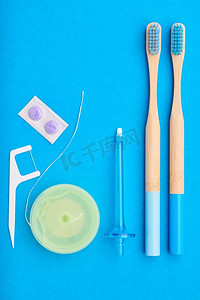 牙刷和口腔护理工具在蓝色背景顶视图复制空间平奠定。牙齿护理，牙齿卫生和健康概念。 