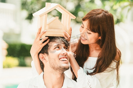 年轻夫妇打算买一套房子，幸福地生活。年轻夫妇打算买房的概念。