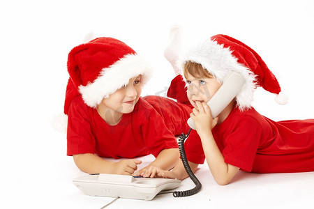 两个穿帽子的小男孩打电话给圣诞老人，