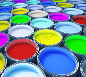 许多打开的油漆桶与各种颜色