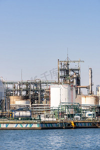 日本东京附近川崎市的储气式化工厂和烟囱排烟管道结构