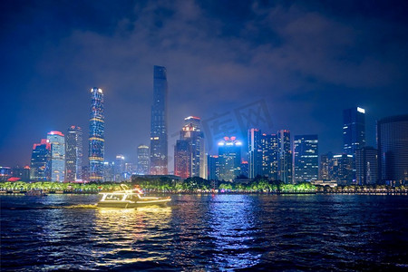 广州河摄影照片_晚间，珠江上的广州城市风光与游船交相辉映。广州，中国。广州天际线。广州，中国