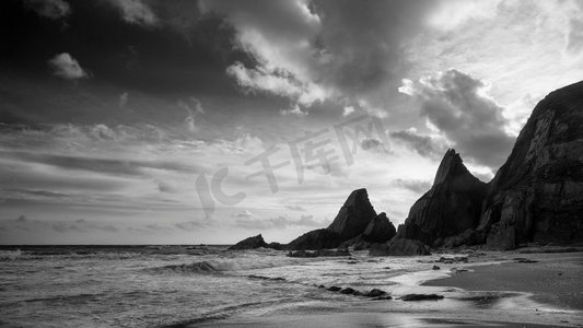 危险黑白摄影照片_美丽的黑白日落景观图像韦斯特科姆海滩在德文郡英格兰 