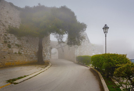 赖斯摄影照片_意大利西西里岛特拉帕尼省雾中的埃赖斯