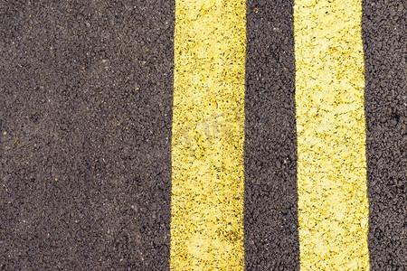 空中俯视图。沥青路面有黄色的标线。沥青路面黄色标线