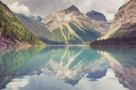 美丽的金尼湖在罗布森山省立公园，加拿大落基山脉，不列颠哥伦比亚省，加拿大