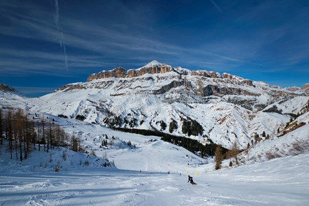 阿拉泰摄影照片_意大利白云石滑雪胜地滑雪道上的风景。阿拉巴滑雪区。意大利阿拉巴。意大利白云石滑雪胜地