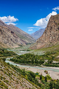 喜马拉雅山脉拉豪尔山谷的巴哈加河。印度喜马偕尔邦。喜马拉雅山脉的拉豪尔河谷