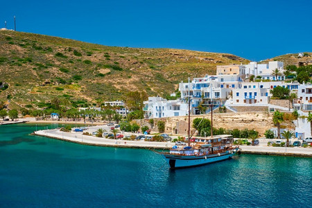 米洛斯岛阿达马斯海港镇。米洛斯，希腊从海上的看法。希腊米洛斯岛阿达马斯港镇