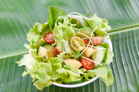 沙拉蔬菜/沙拉碗配水果和新鲜生菜西红柿黄瓜香蕉叶健康饮食理念