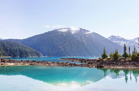 徒步前往加拿大不列颠哥伦比亚省惠斯勒附近风景如画的加里波第湖绿松石水域。不列颠哥伦比亚省非常受欢迎的徒步旅行目的地。