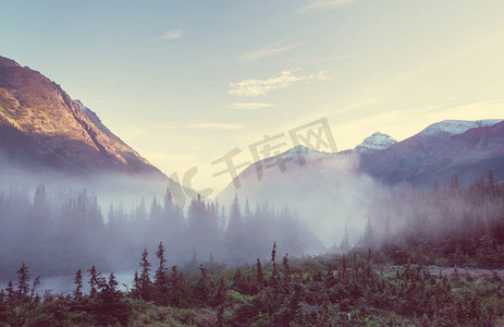 绿色山峰摄影照片_美国蒙大拿州冰川国家公园风景如画的岩石山峰