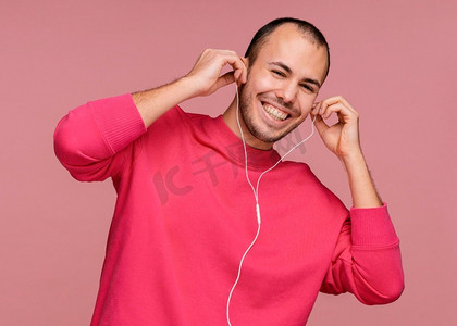 男人戴着耳机笑6