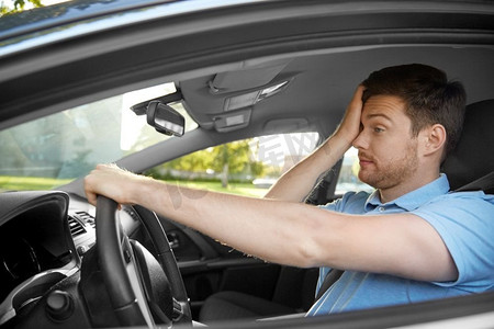 交通工具和驾驶概念—疲倦困倦的男人或汽车司机揉眼睛。疲倦的人或驾驶汽车的司机