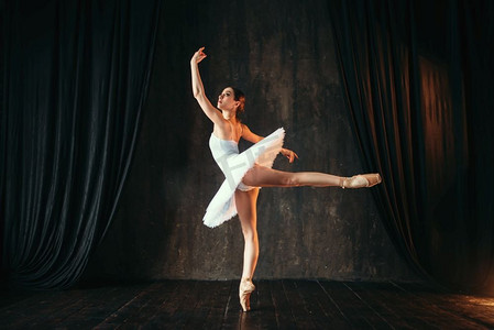 优雅的芭蕾舞演员在课堂上跳舞的白色礼服。芭蕾舞演员在舞台上的训练