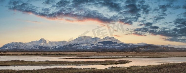 雪山日落摄影照片_壮观的风景图像Snowdonia雪山与戏剧性的日落云和美丽的充满活力的辉光