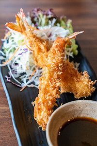 油炸食品摄影照片_ebi炸，油炸虾，日本料理服务器与卷心菜
