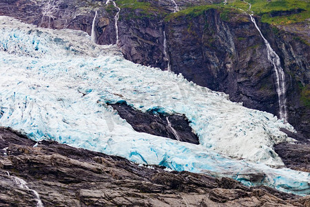 Boywen冰川位于挪威索格峡湾县索格达尔市的Fjaerland地区。山脉景观。挪威博伊伦冰川