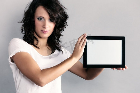 夏季衣服摄影照片_技术.性感的女孩年轻有吸引力的妇女夏季衣服显示复制空间在平板电脑触摸板。