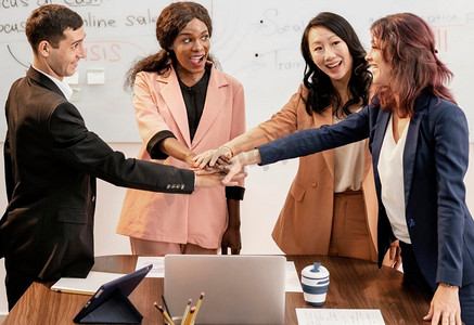 中景快乐团队办公桌合照美女