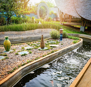 花园里美丽的水塘经典圆形设计带喷泉的鱼塘供氧自然