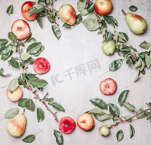 季节性庭院水果：苹果，梨，桃子与树枝和叶子在灰色背景，顶视图. frame.为您的设计复制空间