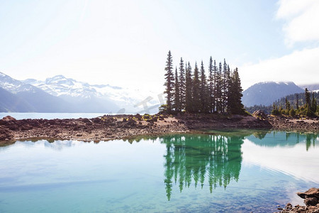 惠斯勒摄影照片_徒步前往加拿大不列颠哥伦比亚省惠斯勒附近风景如画的加里波第湖绿松石水域。不列颠哥伦比亚省非常受欢迎的徒步旅行目的地。