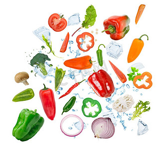 五颜六色的新鲜蔬菜配上白色背景上的冰块
