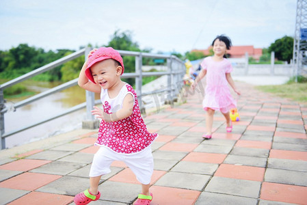 孩子有乐趣玩在外面亚洲孩子女孩跑快乐与玩具在花园公园/国际儿童？节