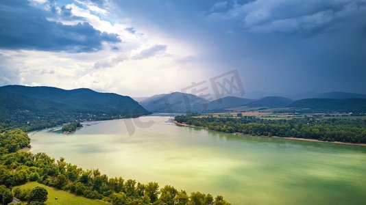 匈牙利维谢格勒附近多瑙河鸟瞰图。夏天的雨和暴风雨的天气。多瑙河河谷全景。 