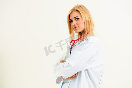 信息十足摄影照片_站在白色背景上的年轻女医生肖像白底年轻女医生肖像。