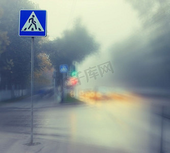 交通雾摄影照片_模糊的背景秋天雾在城市道路