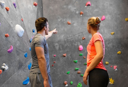 健身，极限运动和抱石概念—男子和妇女在室内攀岩健身房锻炼。男人和女人在室内攀岩健身房锻炼