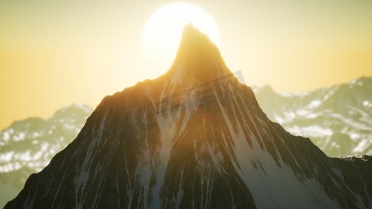 阿尔卑斯山日落时的冬季风景。日落时山脉的冬季景观