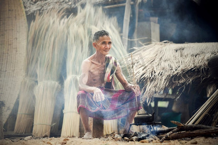 亚洲公民老人叔叔爷爷带着旧热水壶/男人老人认真地生活在农村泰国的农村人