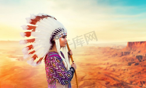 美国印第安妇女对山谷，切罗基，纳瓦霍。用野鸟羽毛制成的头饰