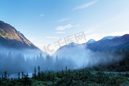 美国蒙大拿州冰川国家公园风景如画的岩石山峰