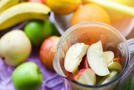 水果冰沙/新鲜水果片在搅拌机准备健康的果汁夏季成分在厨房