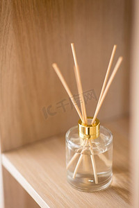 家居花瓶花器摆件摄影照片_芳香疗法和家居香水概念-木架上的香草扩散器。木质货架上的香草扩散器