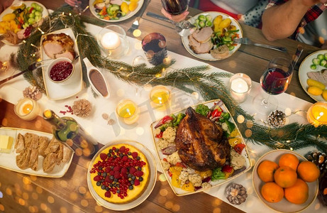 凉皮卷火鸡面摄影照片_圣诞晚餐和饮食理念--烤鸡或火鸡等食物摆在餐桌上。圣诞餐桌上的烤鸡或火鸡