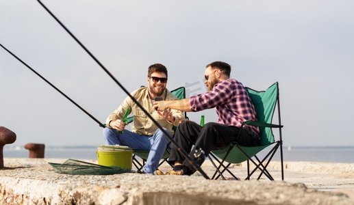 休闲和人的概念—快乐的男性朋友与智能手机钓鱼和喝啤酒。朋友与智能手机钓鱼和喝啤酒