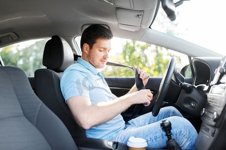 男皮带摄影照片_交通、车辆和安全驾驶概念-夏季男性或汽车司机系好安全带。男司机或汽车司机系好安全带