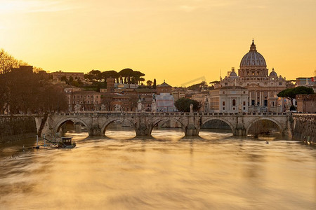 日落时分，圣彼得S大教堂和台伯河的河水涨得很高。梵蒂冈城的圣彼得大教堂和意大利罗马的圣安吉洛大桥