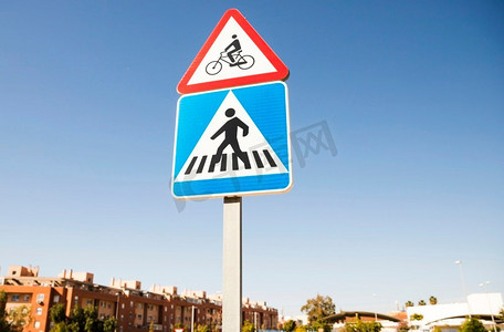 三角自行车警示标志广场行人过街标志城市