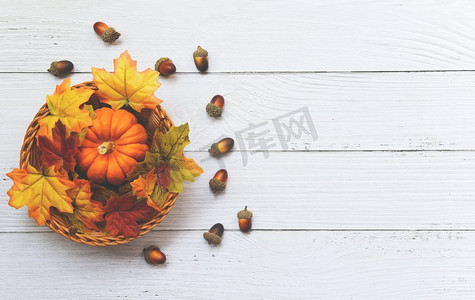 感恩节背景框秋叶装饰木质/秋日餐桌上摆放南瓜木质篮子