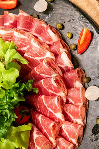 各种冷切，猪肉和牛肉意大利腊肠，用于自助餐队伍中的沙拉站